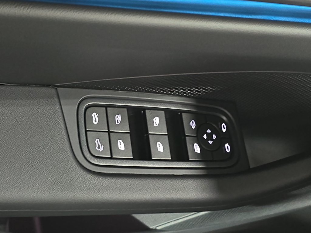 New 2026 Porsche Macan Electric RWD image 21