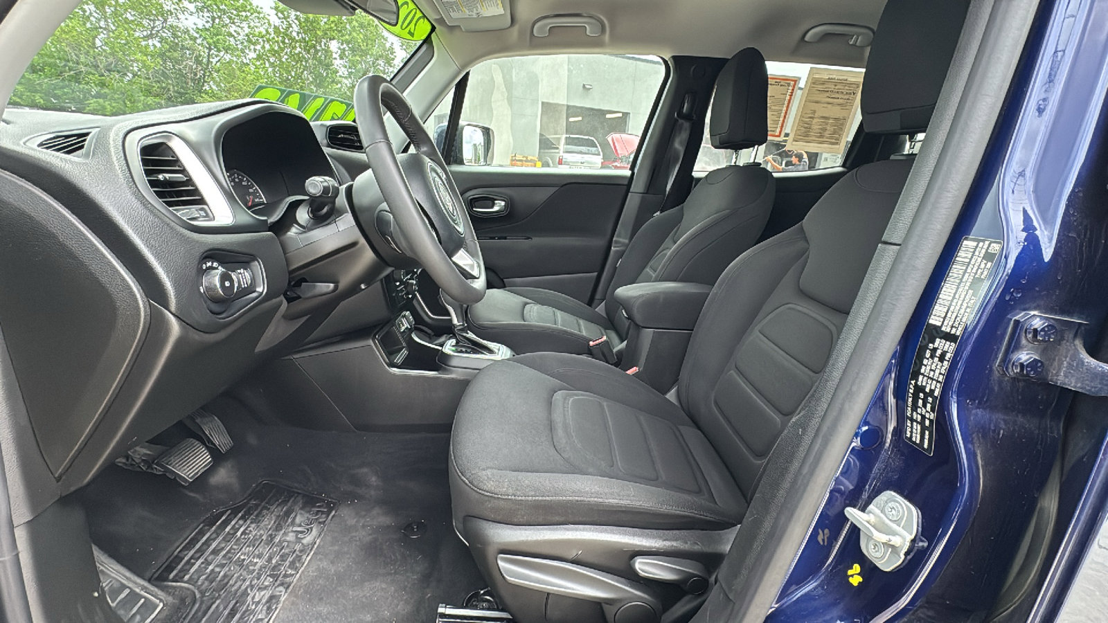 Used 2021 Jeep Renegade Latitude FWD image 9