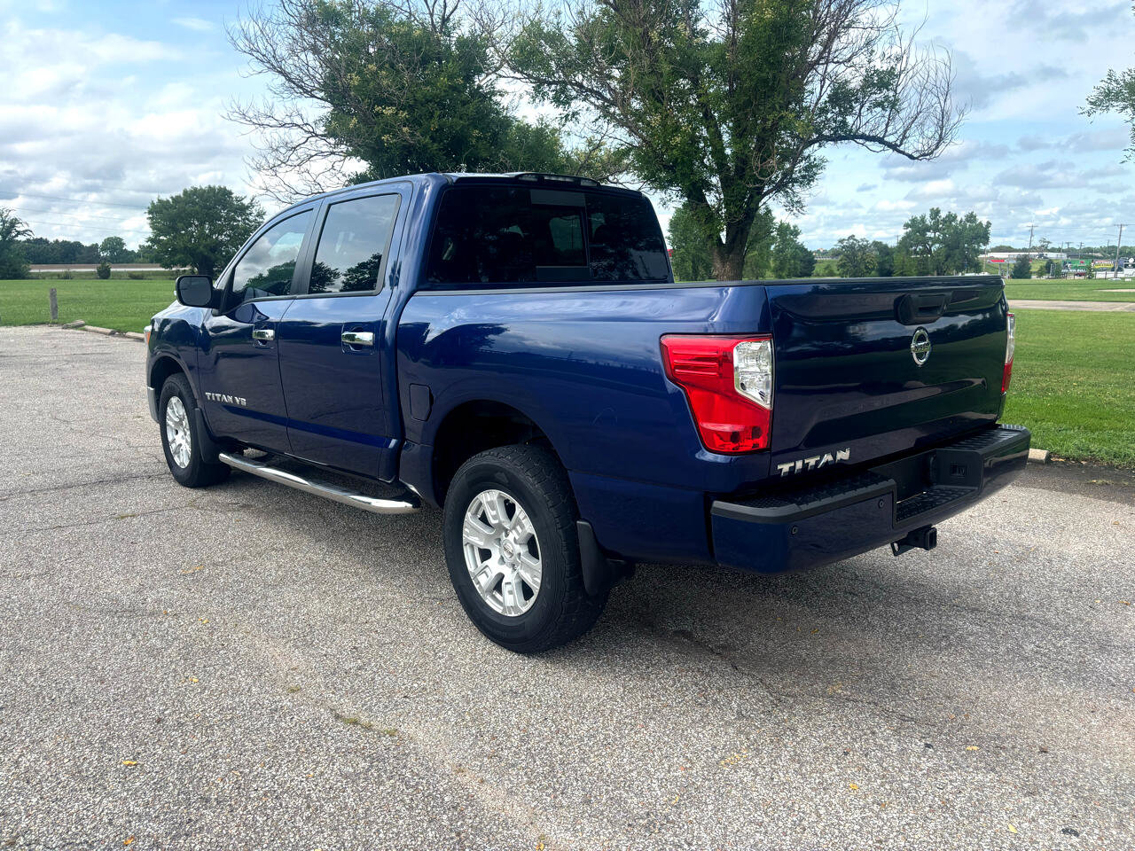 Used 2018 Nissan Titan SV w/ SV Convenience Package image 6