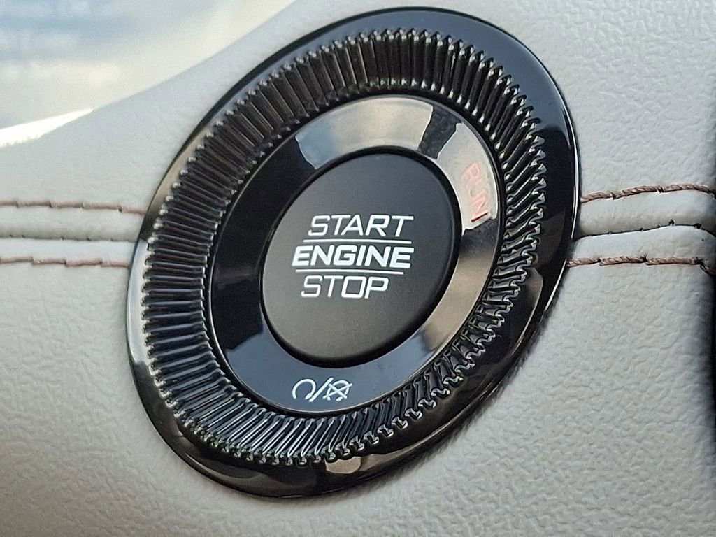 Used 2025 Jeep Compass Limited image 25