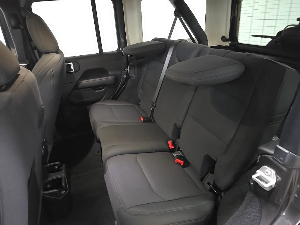 Used 2022 Jeep Wrangler Unlimited Sahara w/ Cold Weather Group AWD/4WD image 31