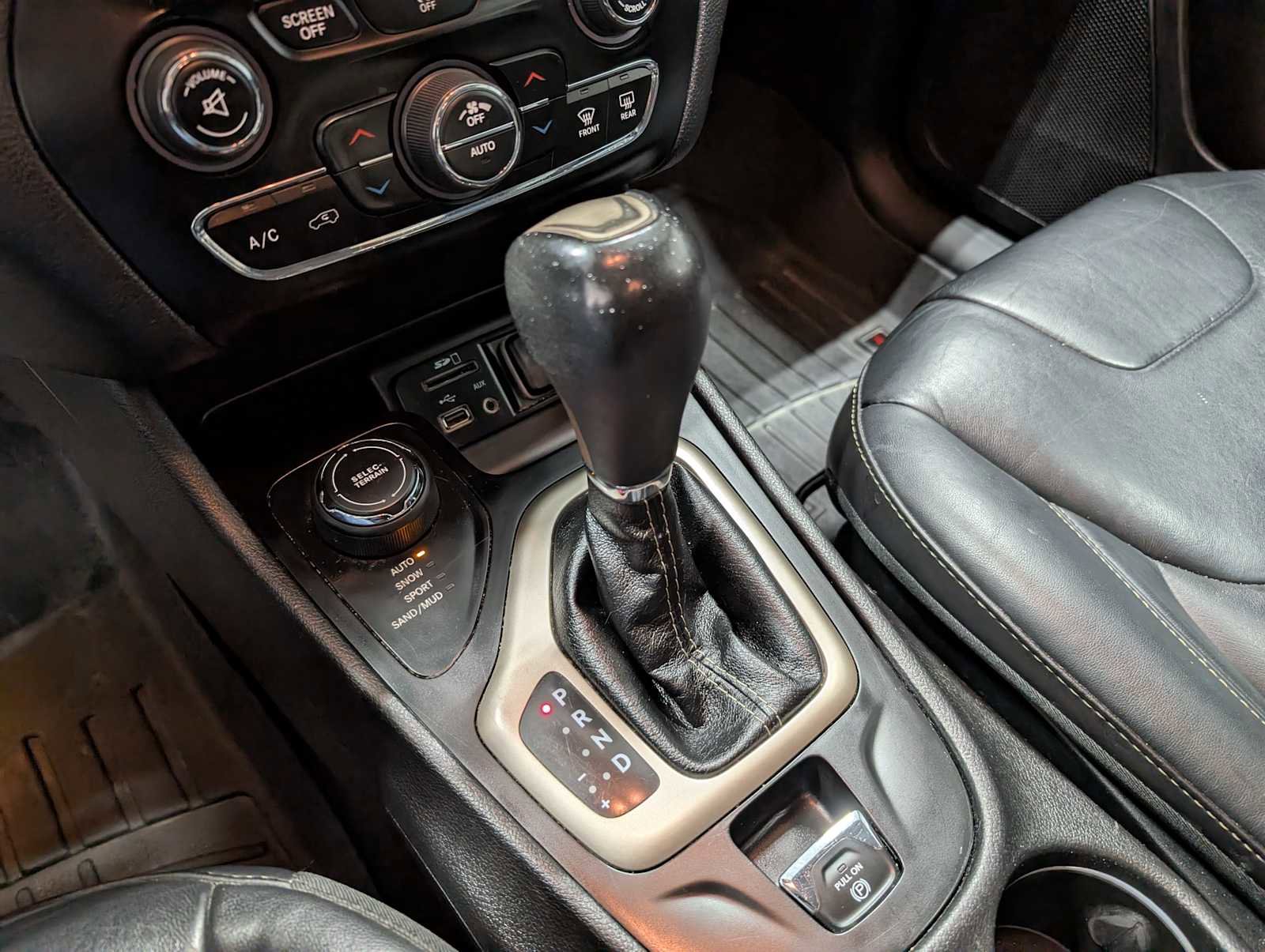 Used 2017 Jeep Cherokee Limited AWD/4WD image 29