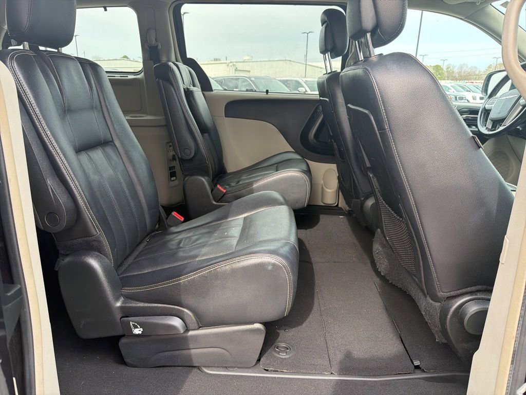 Used 2014 Chrysler Town & Country Touring image 25