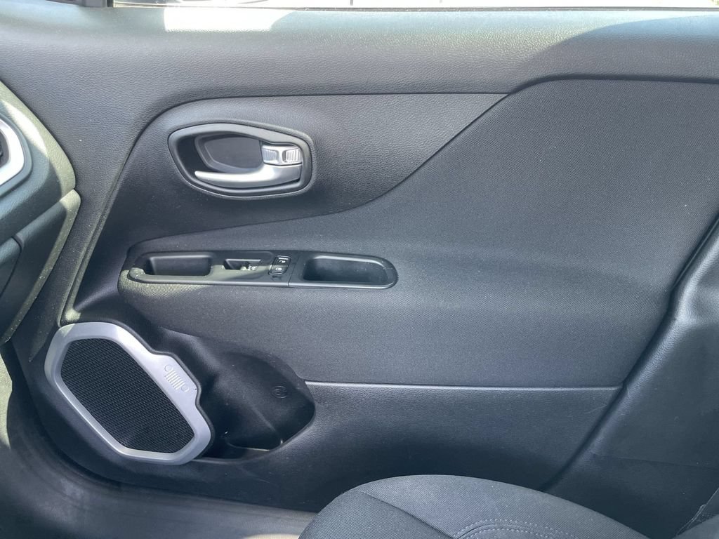 Used 2019 Jeep Renegade Latitude FWD image 19
