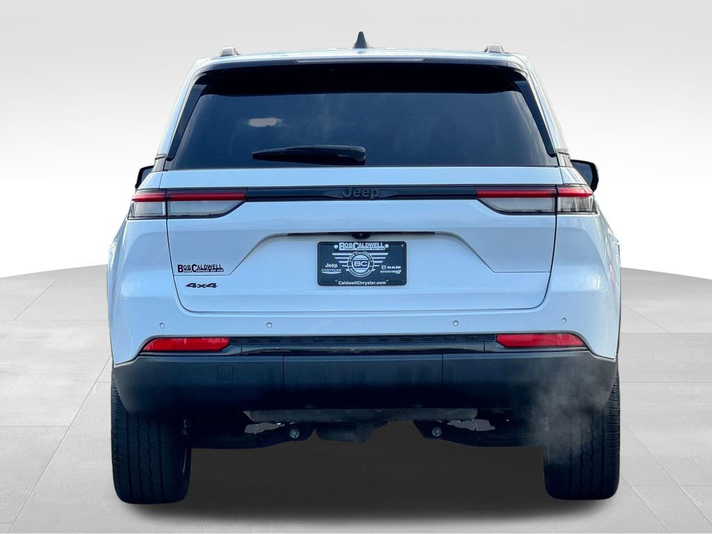 Used 2023 Jeep Grand Cherokee Altitude AWD/4WD image 6