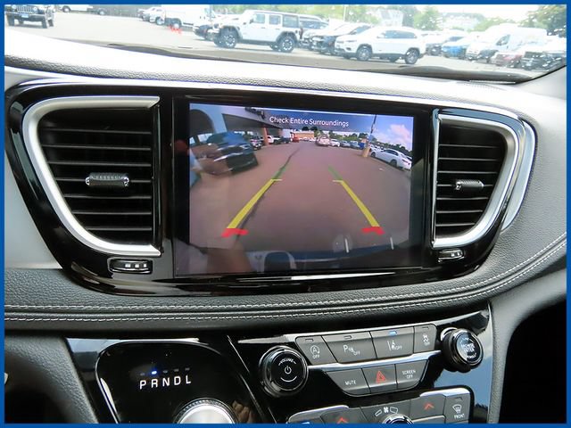 Used 2025 Chrysler Pacifica Limited FWD image 24