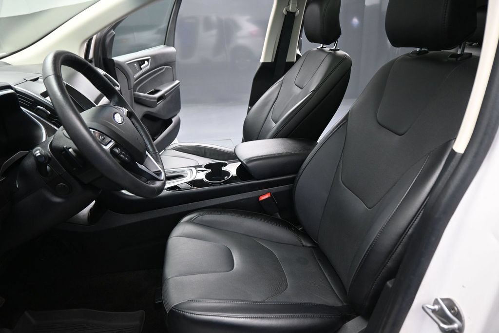 Used 2018 Ford Edge Titanium w/ Equipment Group 302A AWD/4WD image 9