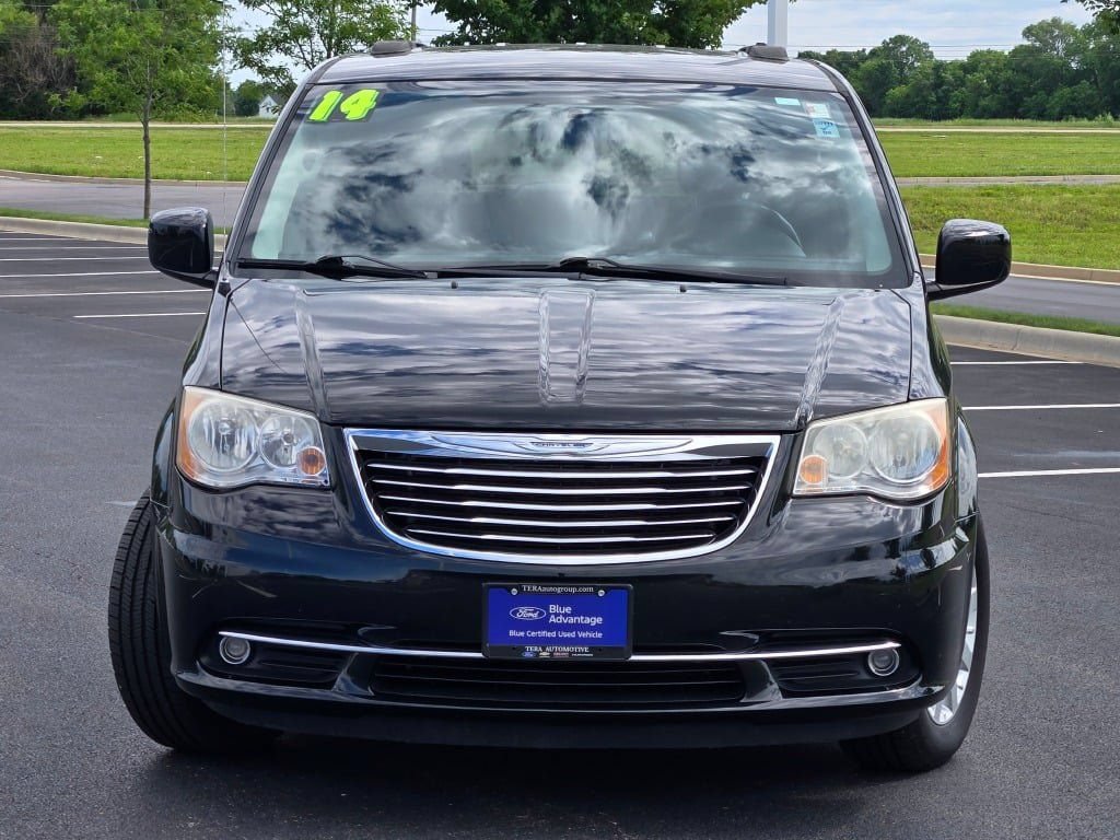 Used 2014 Chrysler Town & Country Touring FWD image 3