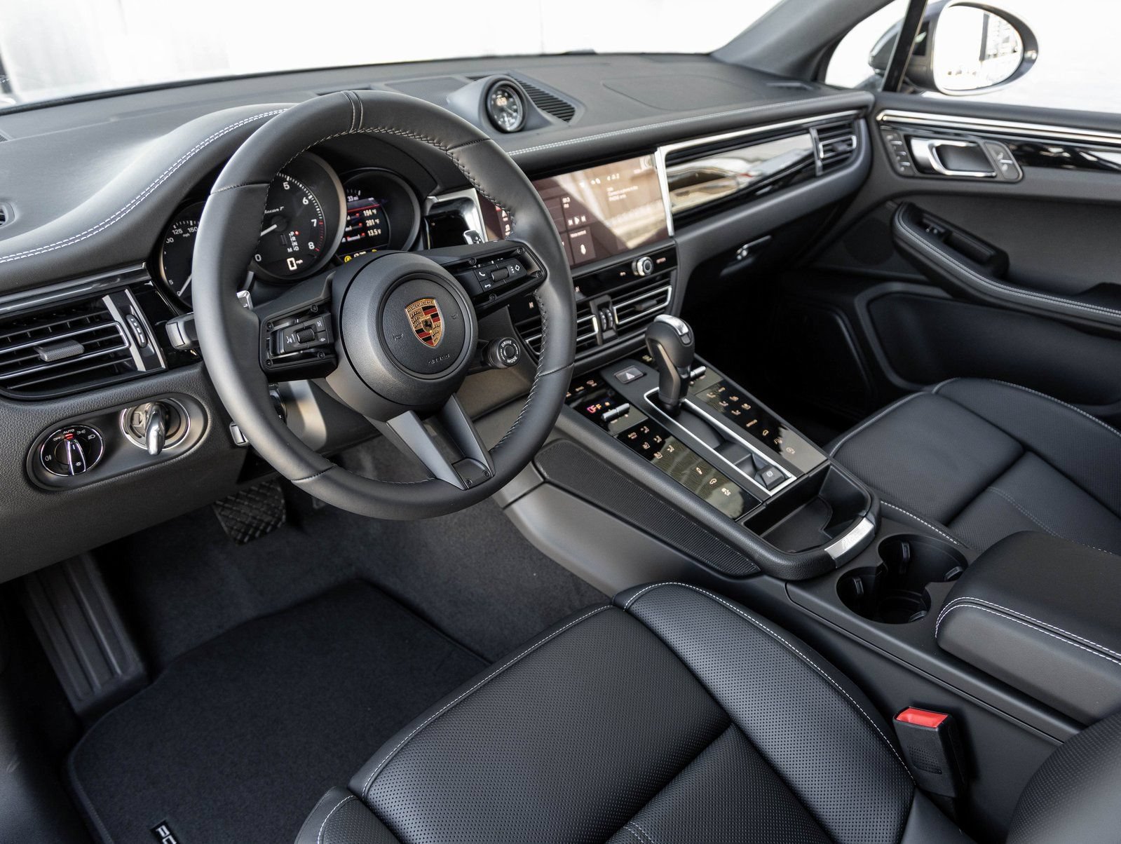Certified 2026 Porsche Macan Turbo AWD/4WD image 4