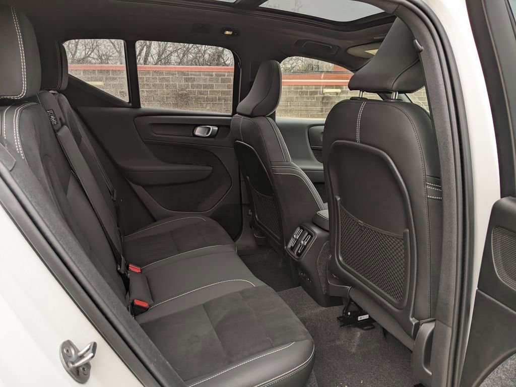 Certified 2025 Volvo XC40 B5 Plus image 25