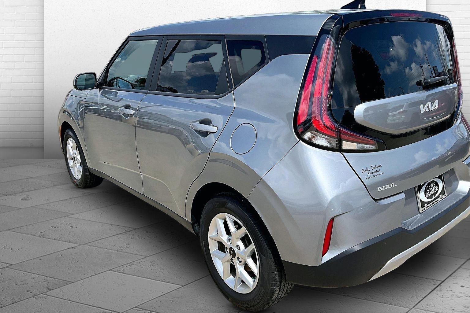 Used 2025 Kia Soul LX w/ LX Technology Package FWD image 4