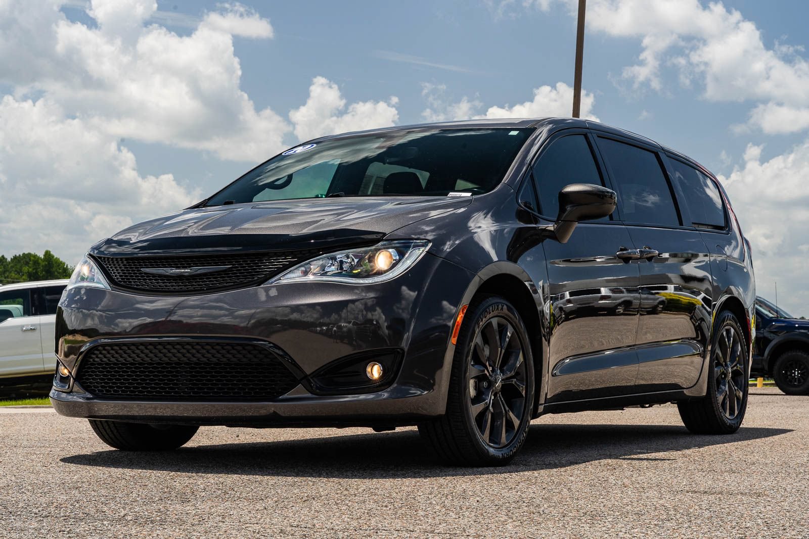 Used 2020 Chrysler Pacifica Touring w/ S Appearance Package FWD image 3