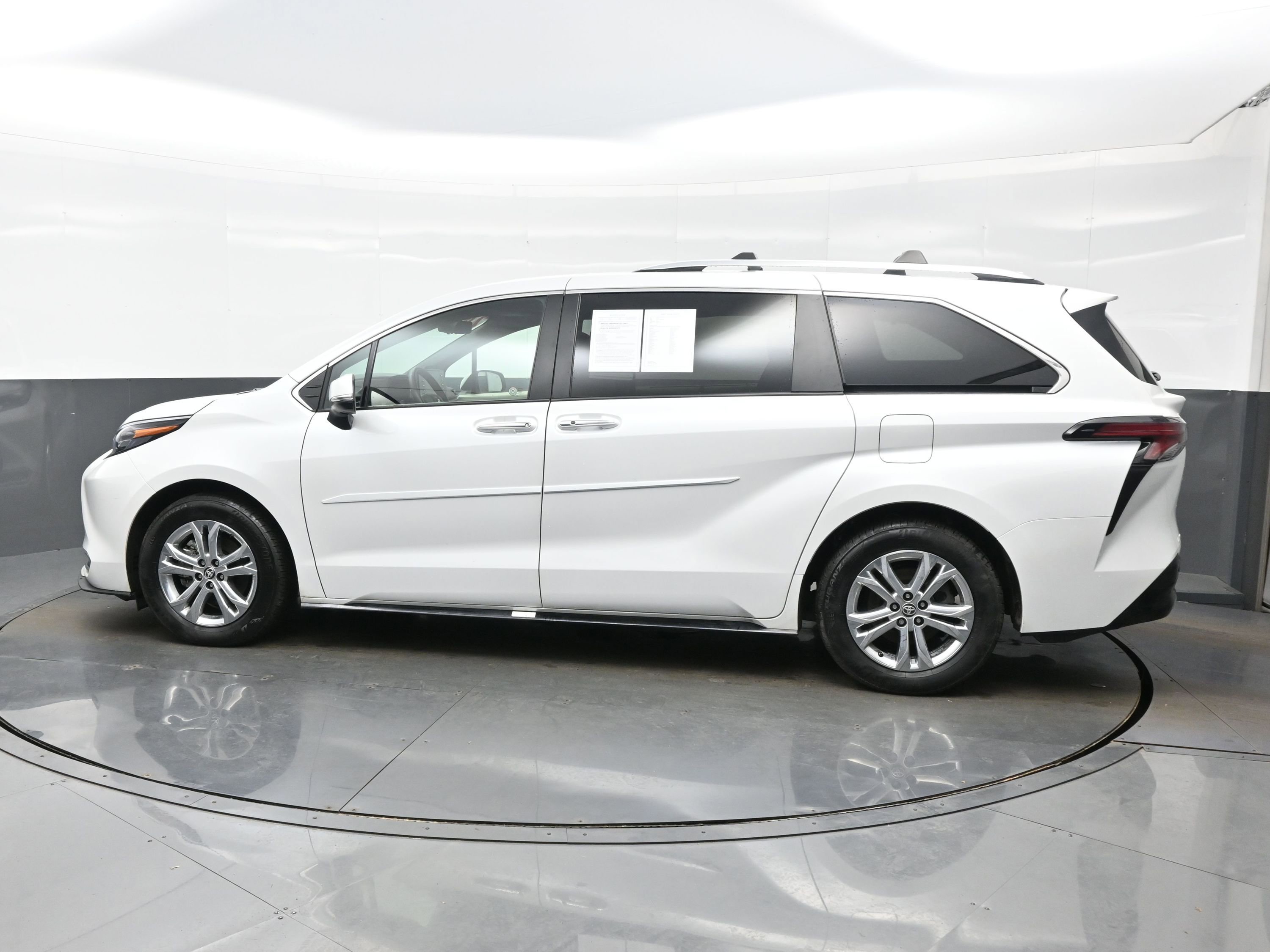 Used 2024 Toyota Sienna Platinum image 3