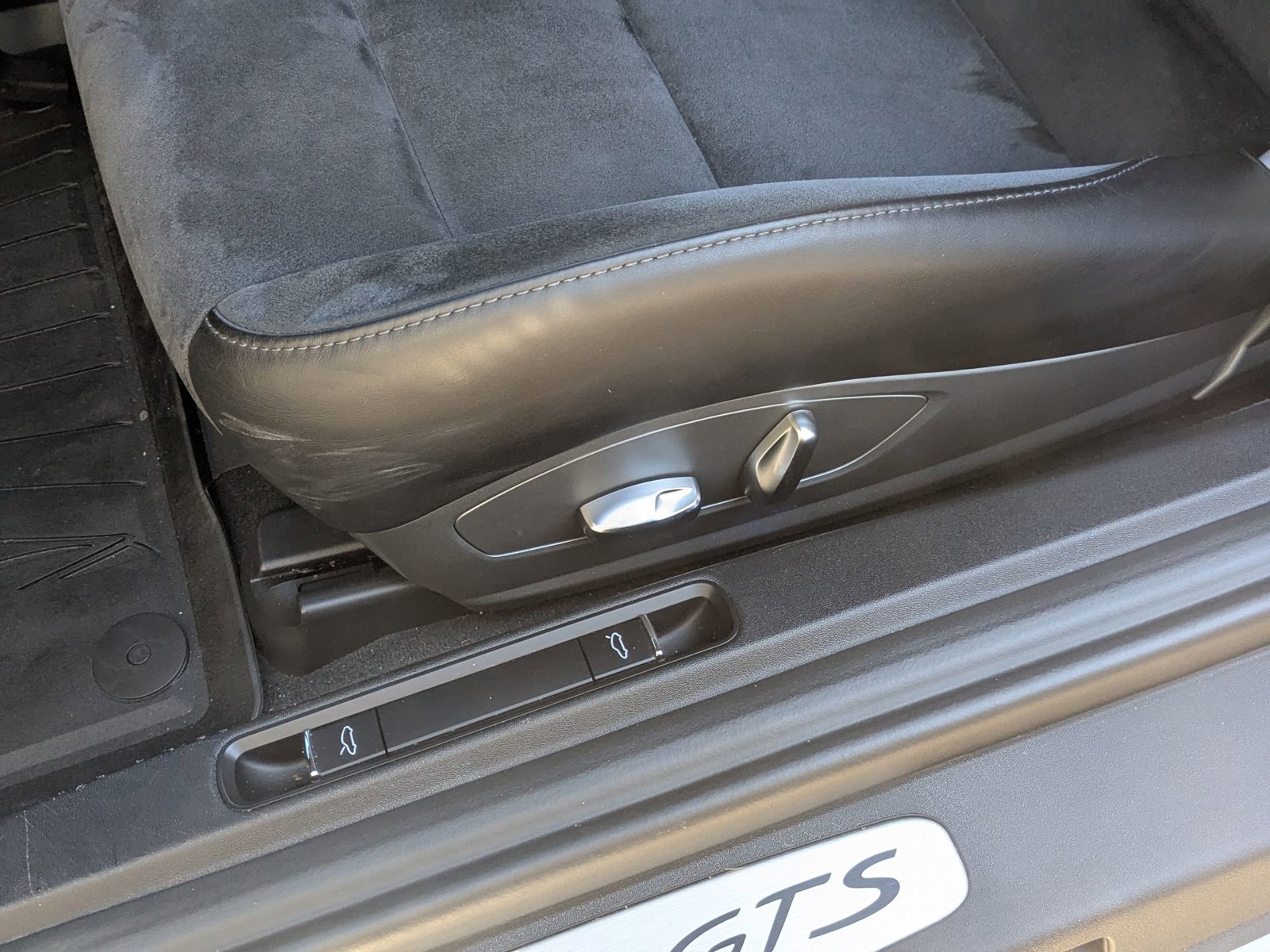 Certified 2018 Porsche 911 Carrera GTS image 27