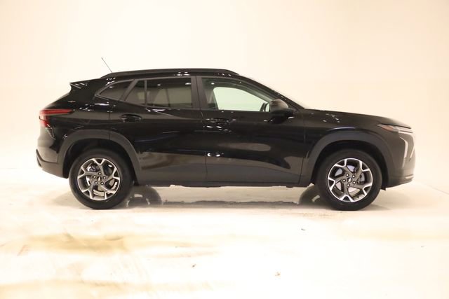 Used 2025 Chevrolet Trax LT w/ LT Convenience Package FWD image 3