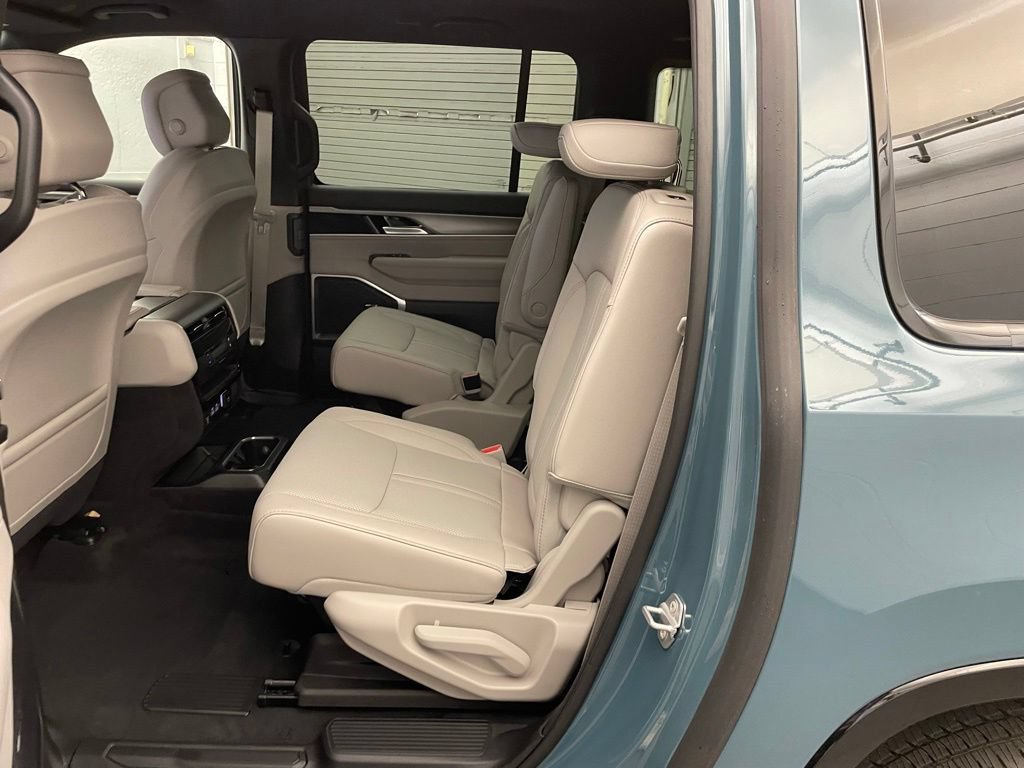 New 2026 Jeep Grand Wagoneer L 2WD image 18