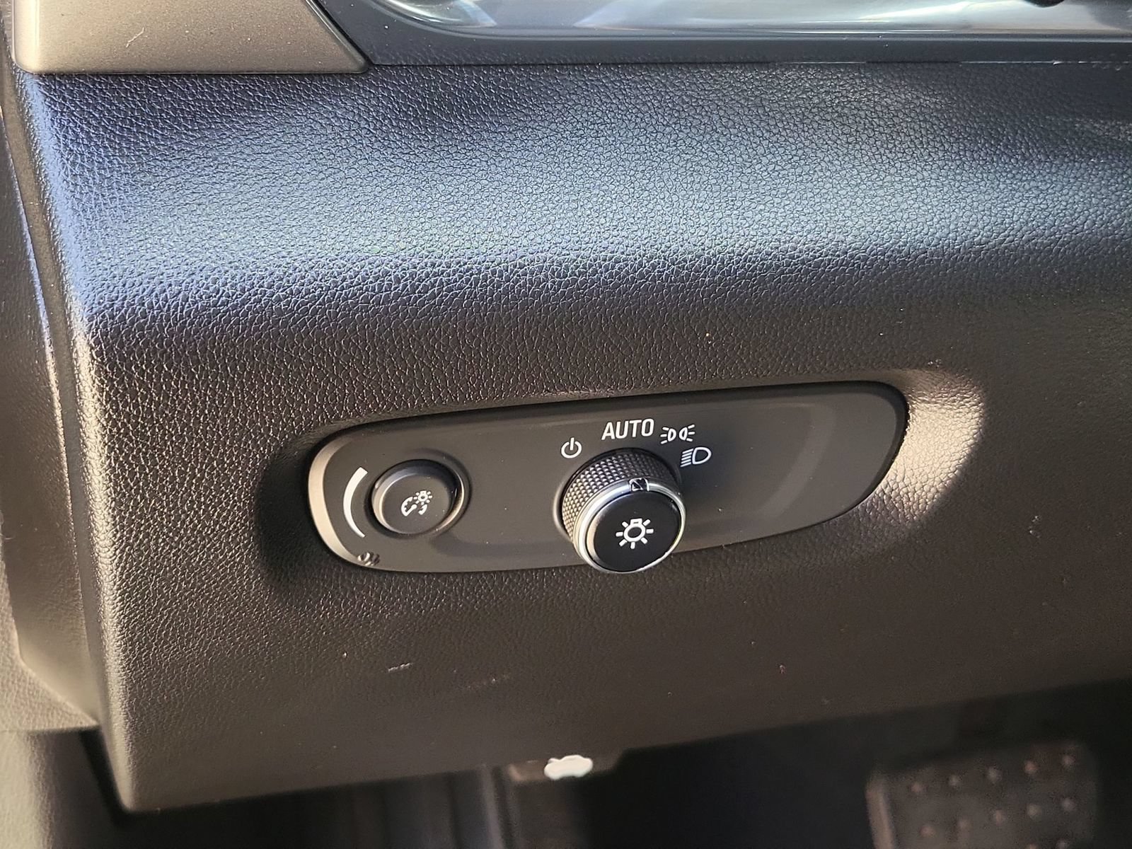Used 2023 Chevrolet Traverse LT FWD image 17