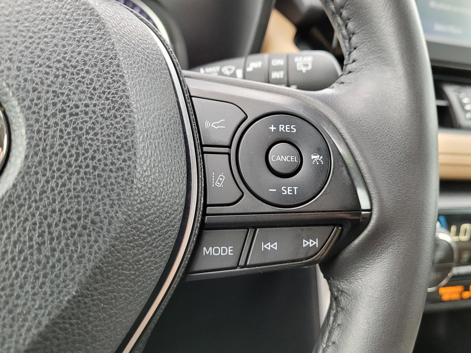 Used 2019 Toyota RAV4 XLE Premium image 8