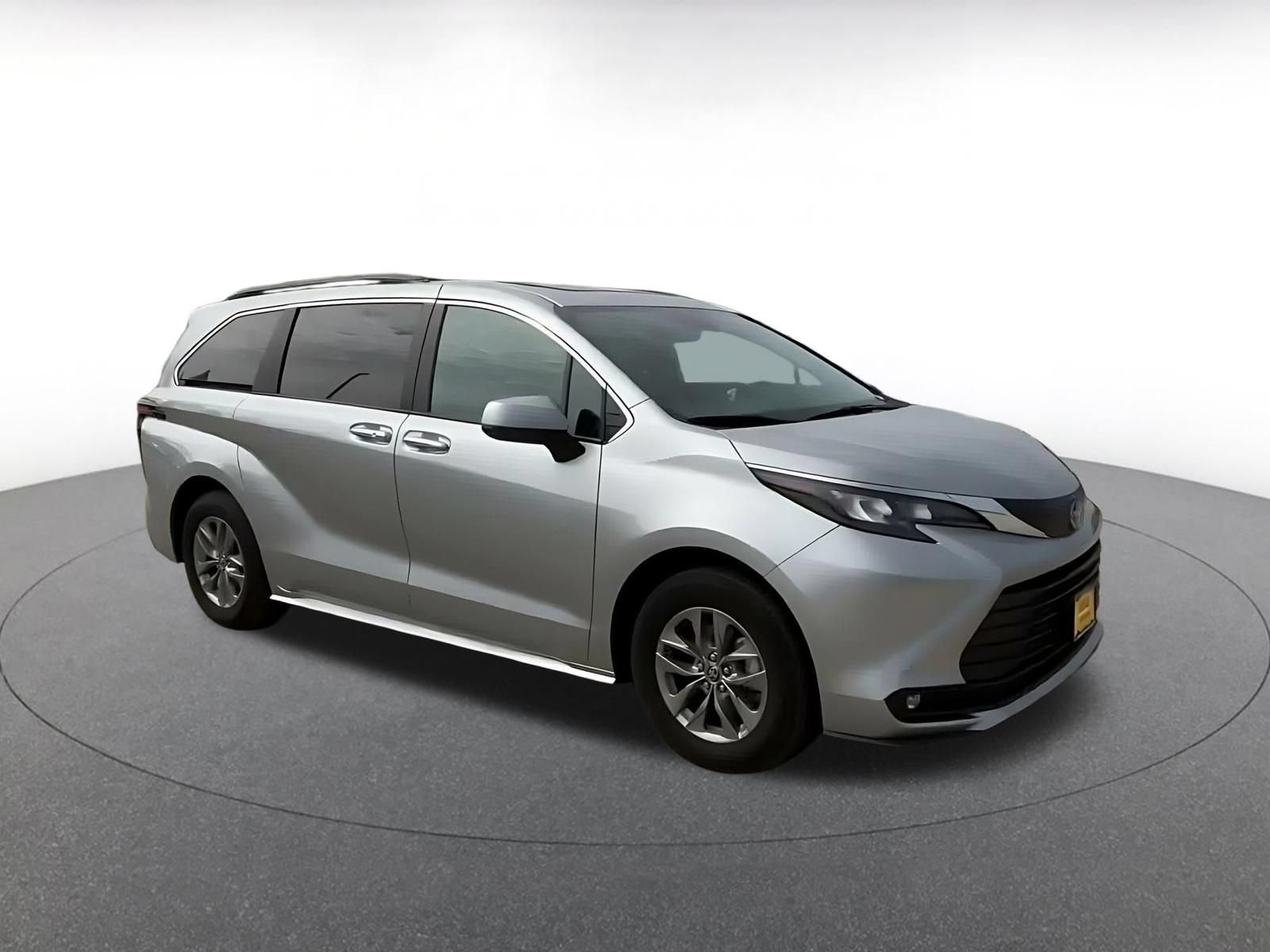 Used 2025 Toyota Sienna XLE FWD image 2