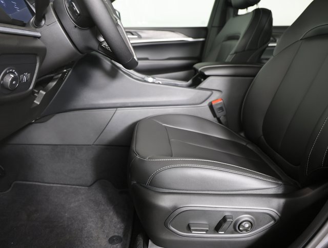 Used 2025 Jeep Grand Cherokee L Limited w/ Black Appearance Package image 15