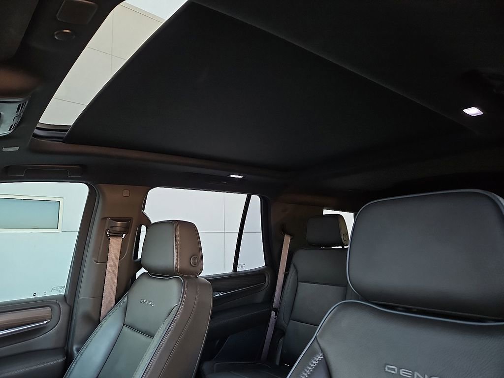 Used 2021 GMC Yukon Denali w/ Denali Premium Package image 21