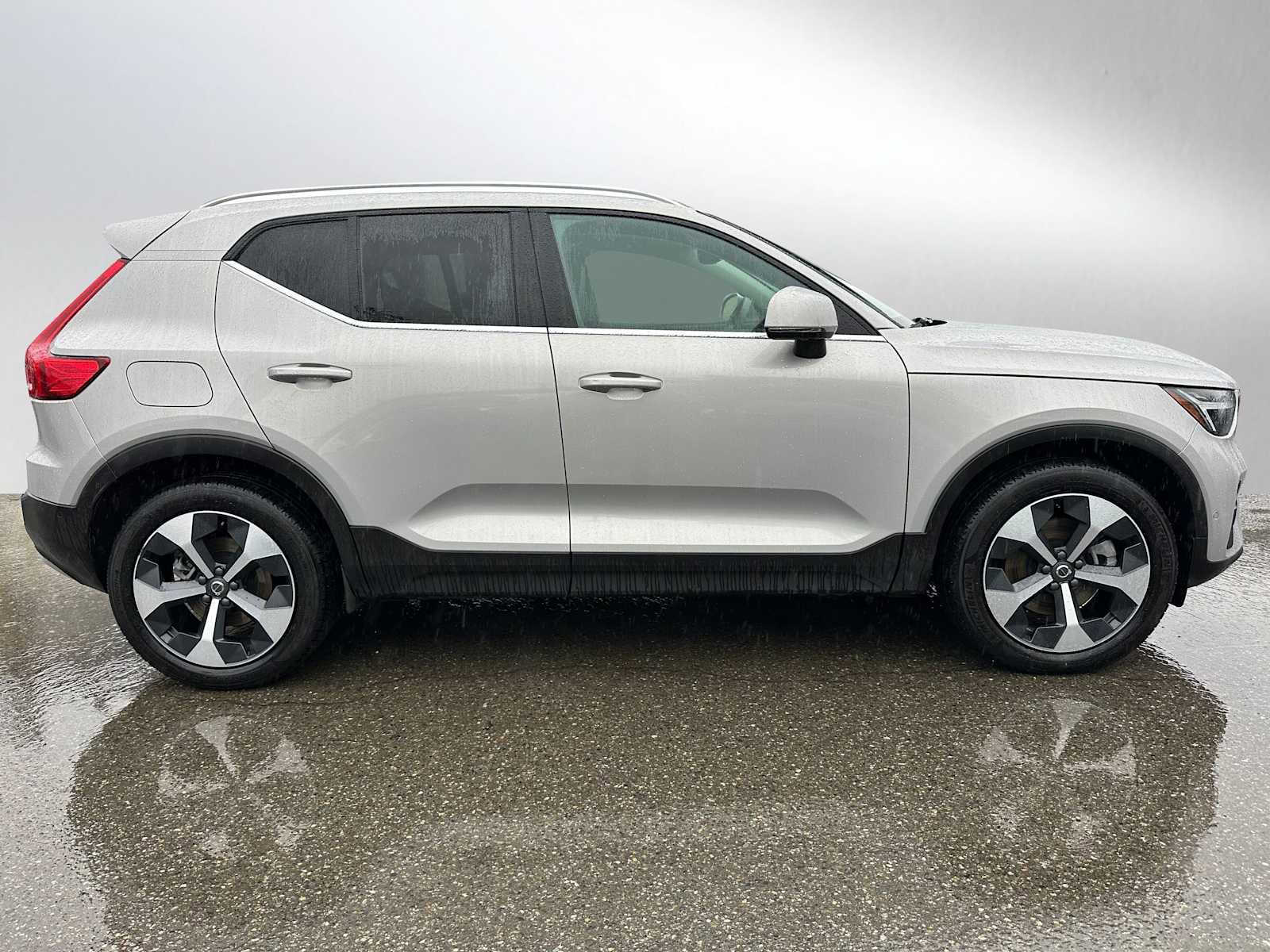 Certified 2025 Volvo XC40 B5 Plus AWD/4WD image 3