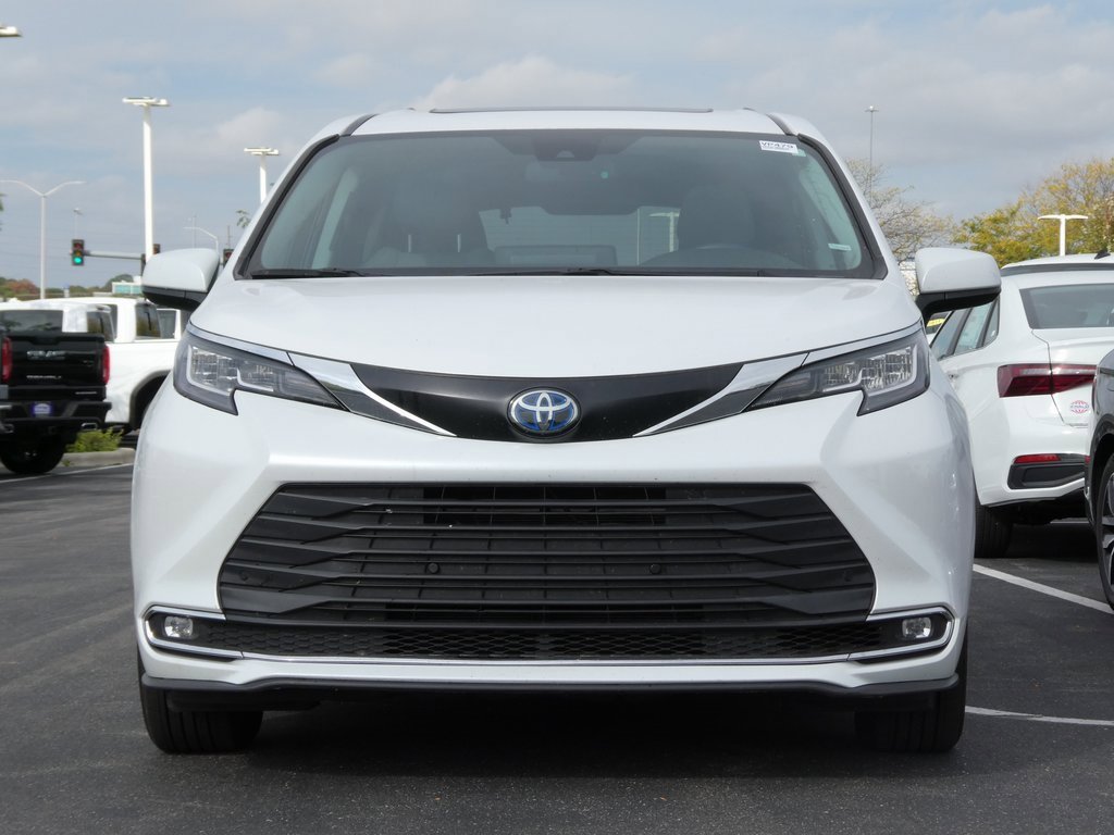 Used 2023 Toyota Sienna XLE image 21