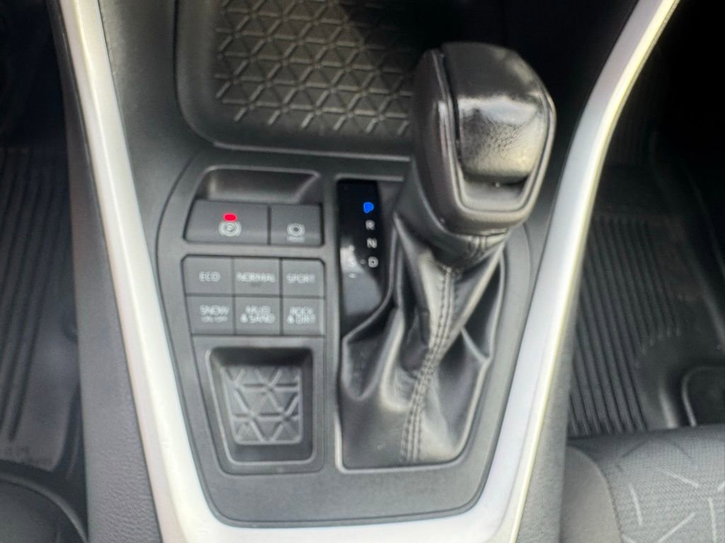 Used 2022 Toyota RAV4 XLE image 16