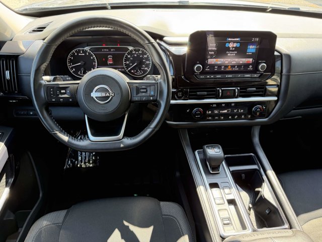 Used 2025 Nissan Pathfinder SV FWD image 3