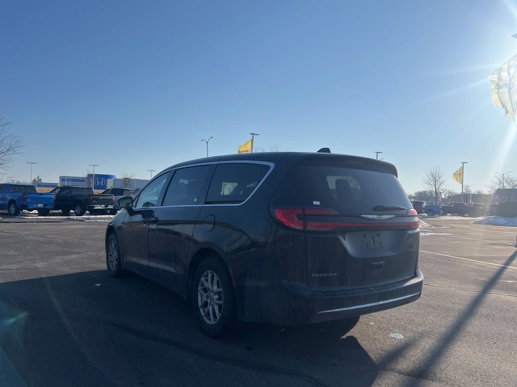 Used 2024 Chrysler Pacifica Touring-L image 6