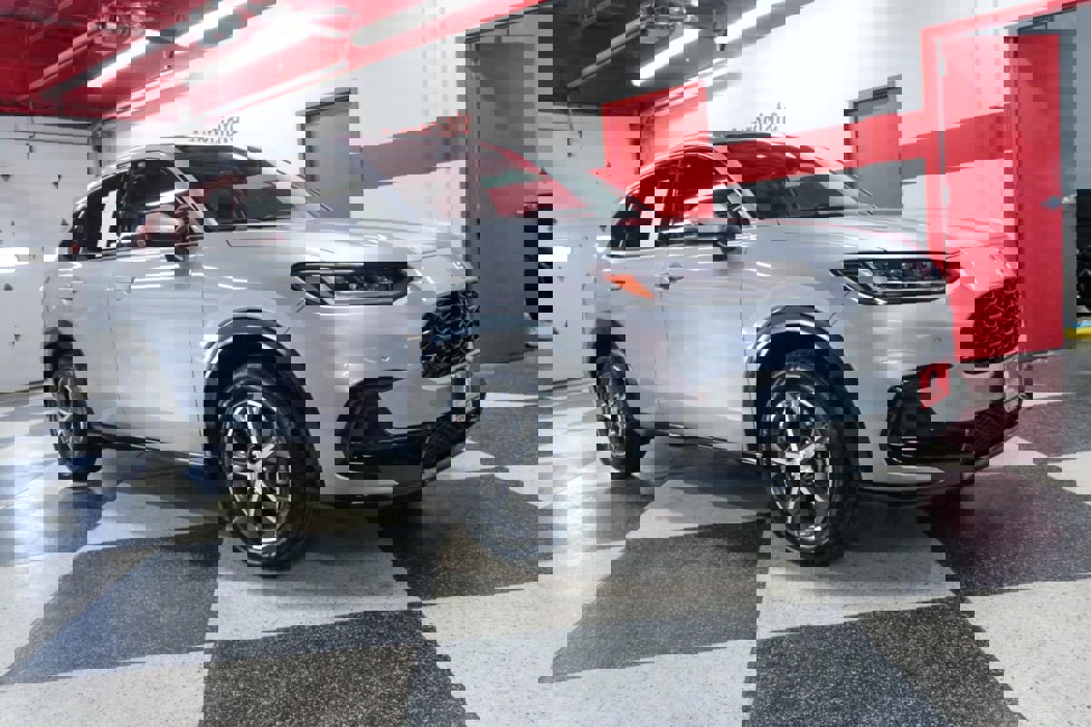 Used 2023 Honda HR-V EX-L image 2