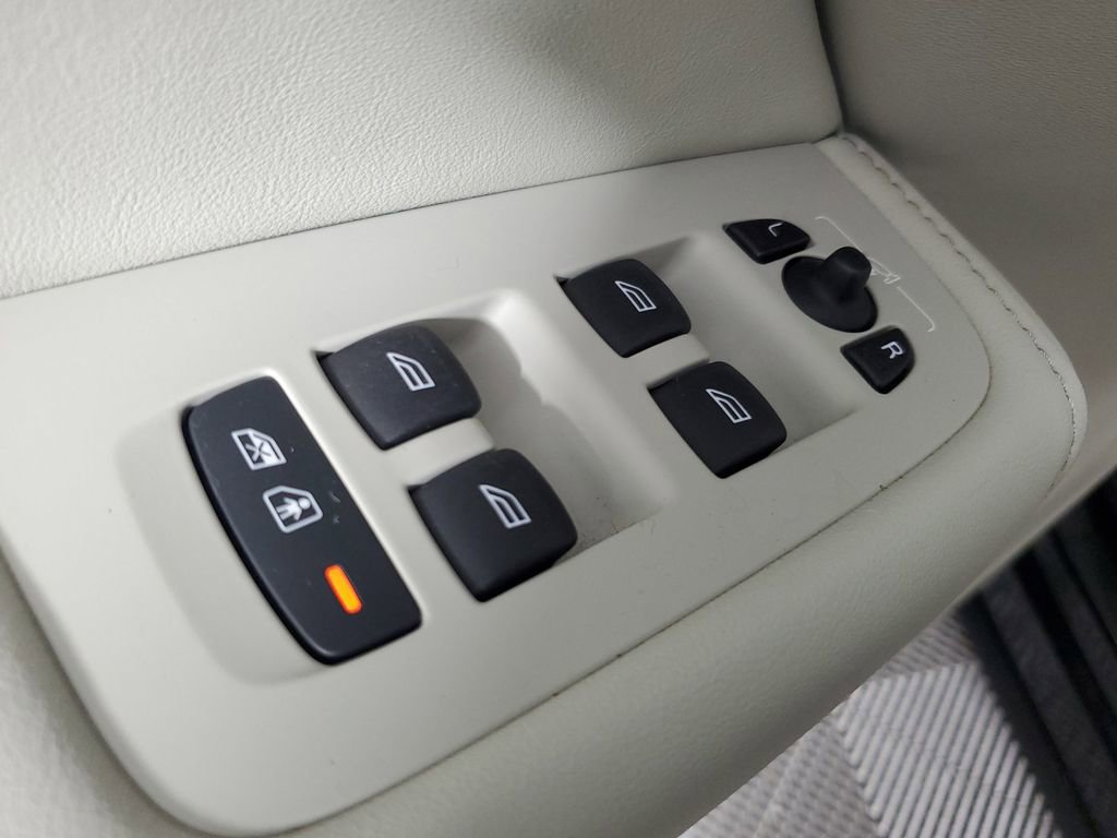 Used 2023 Volvo XC60 B5 Plus image 22