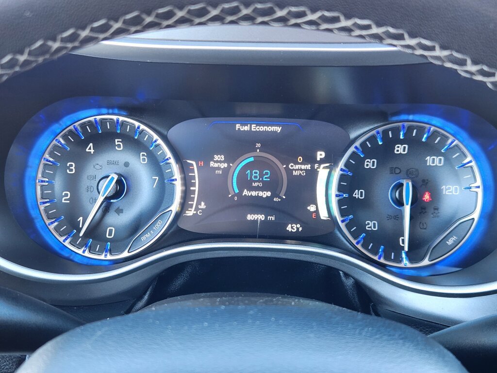 Used 2022 Chrysler Pacifica Touring-L image 18