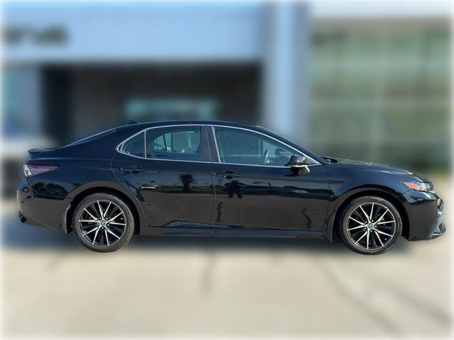 Used 2022 Toyota Camry SE FWD image 2