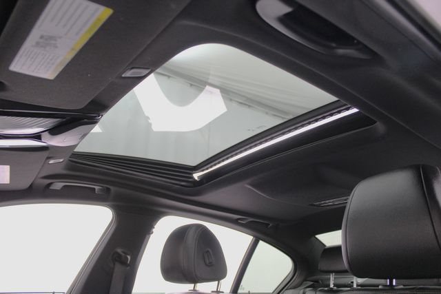 Used 2018 BMW 530e xDrive AWD/4WD image 18