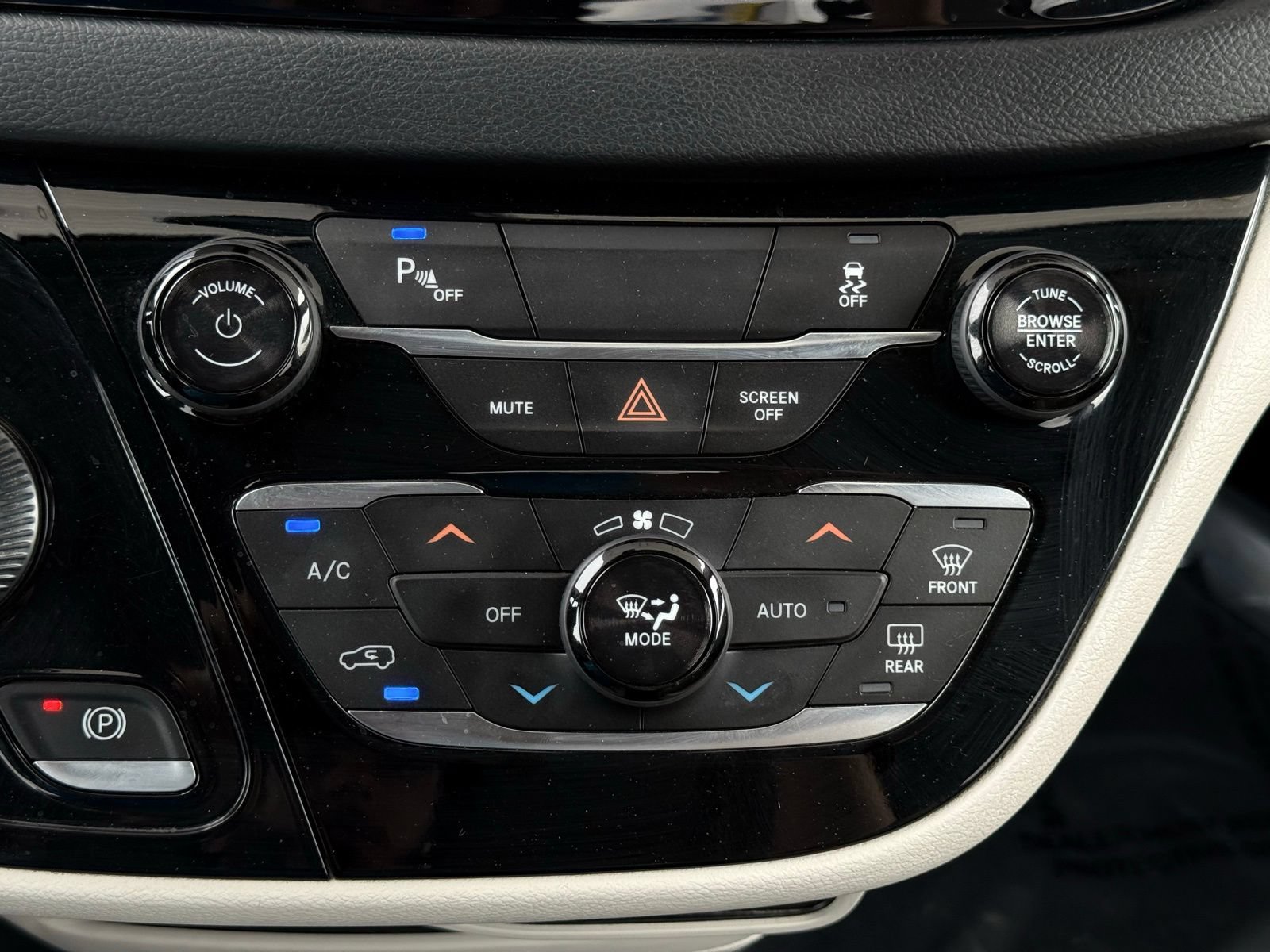 Used 2018 Chrysler Pacifica Touring Plus FWD image 46