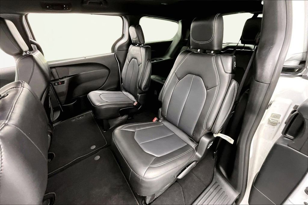 Used 2025 Chrysler Pacifica Select image 26