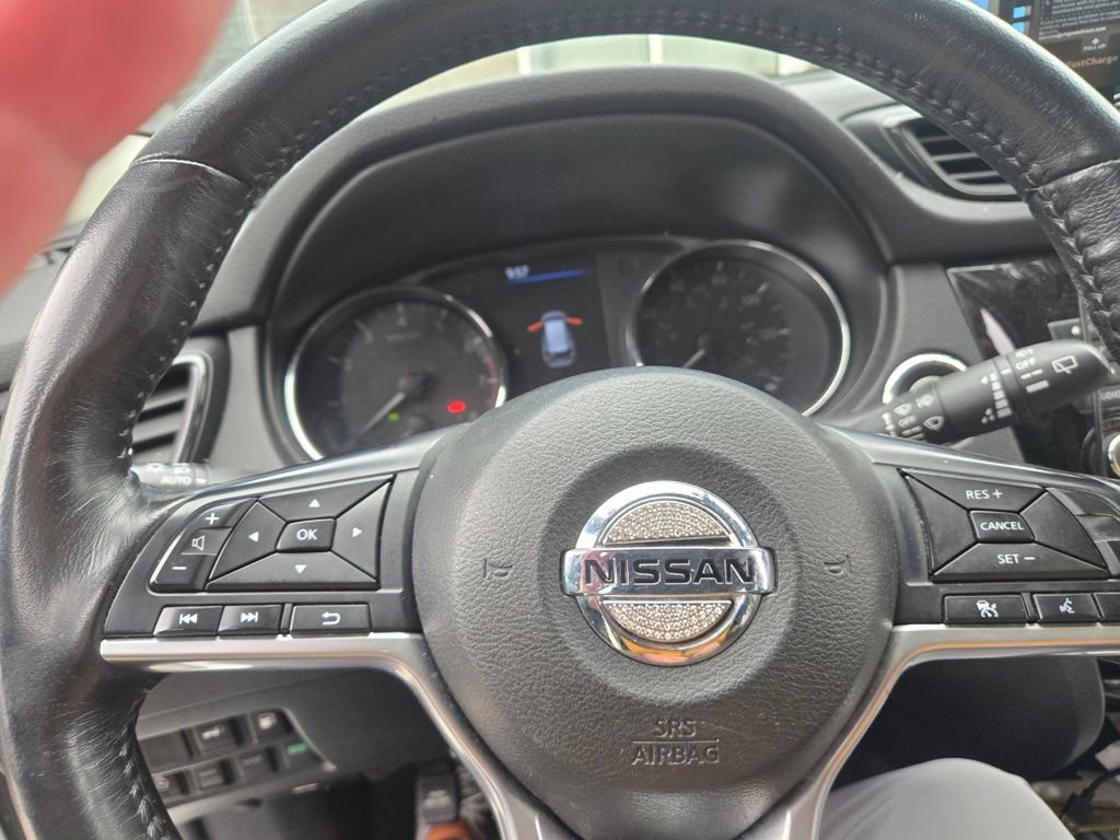 Used 2018 Nissan Rogue SV w/ Premium Package image 9