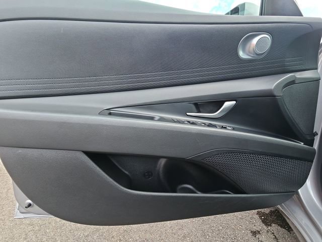 Used 2025 Hyundai Elantra SE FWD image 23