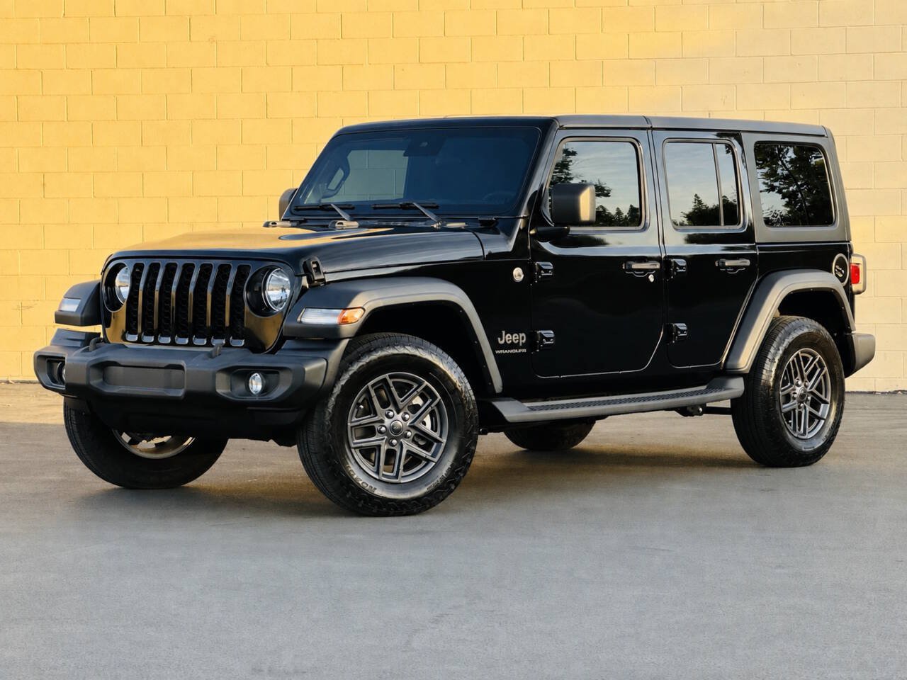 Used 2024 Jeep Wrangler Unlimited Sport AWD/4WD image 5