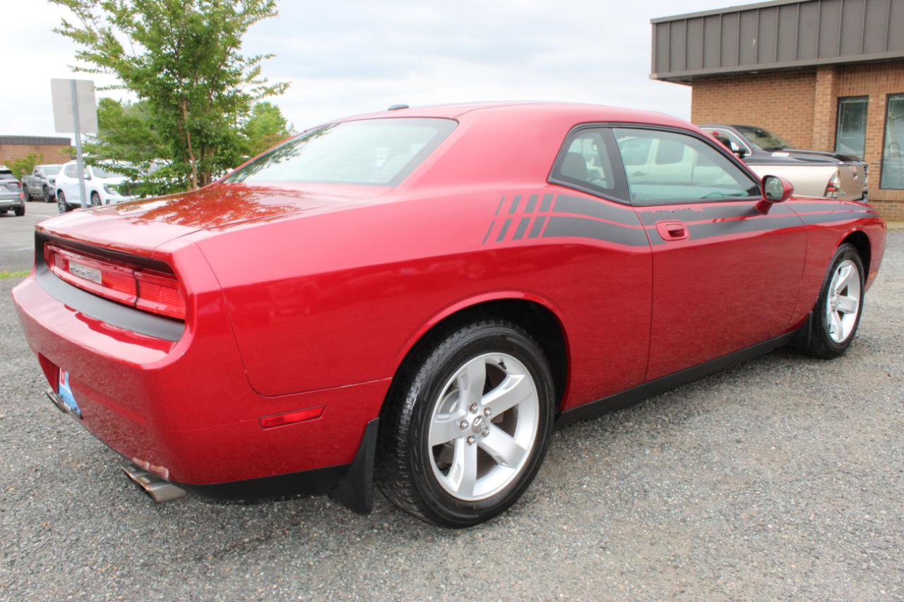 Used 2010 Dodge Challenger SE RWD image 4