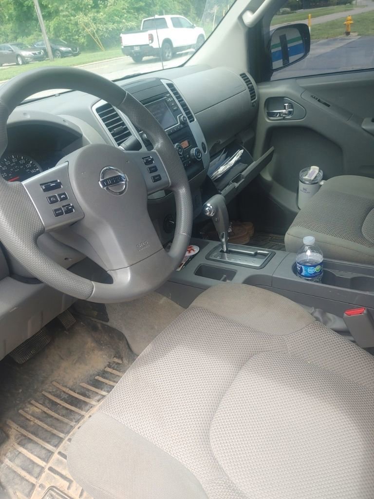 Used 2015 Nissan Frontier SV w/ SV Value Truck Package AWD/4WD image 13