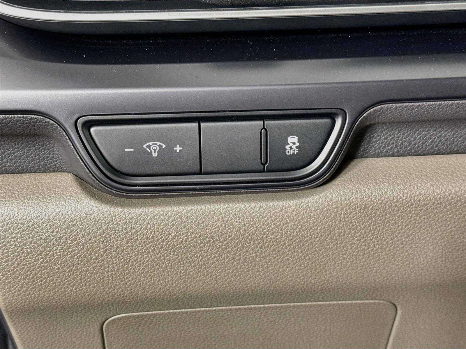 Certified 2025 Kia Carnival FWD image 10