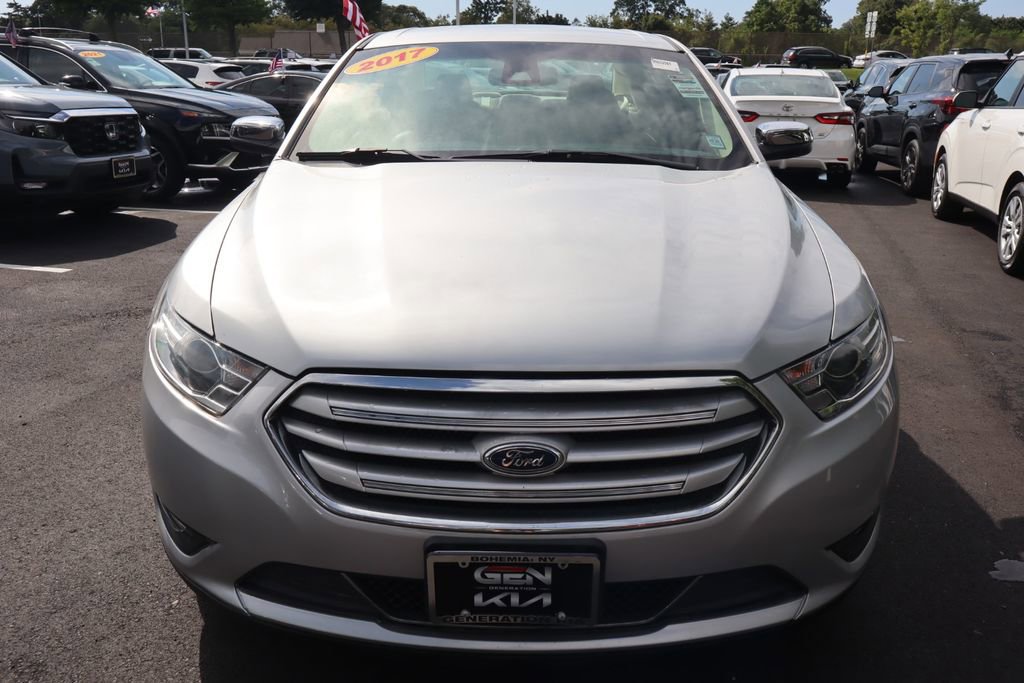 Used 2017 Ford Taurus Limited image 3