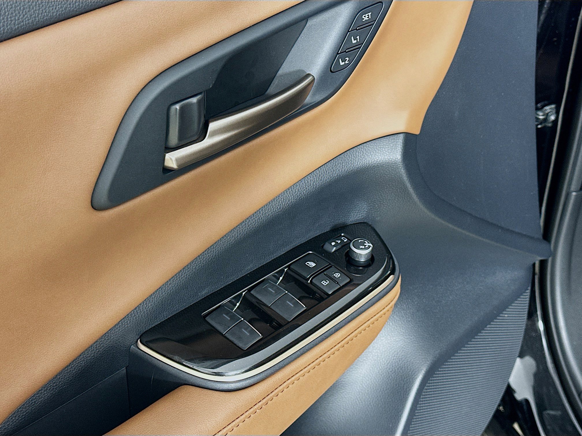 Used 2025 Toyota Crown Signia w/ Advanced Technology Package image 24