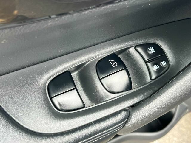 Used 2017 Nissan Rogue SV AWD/4WD image 13