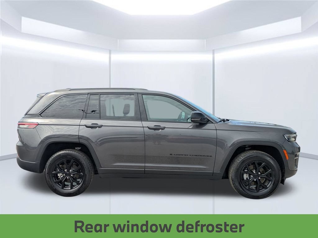 Used 2025 Jeep Grand Cherokee Altitude AWD/4WD image 8
