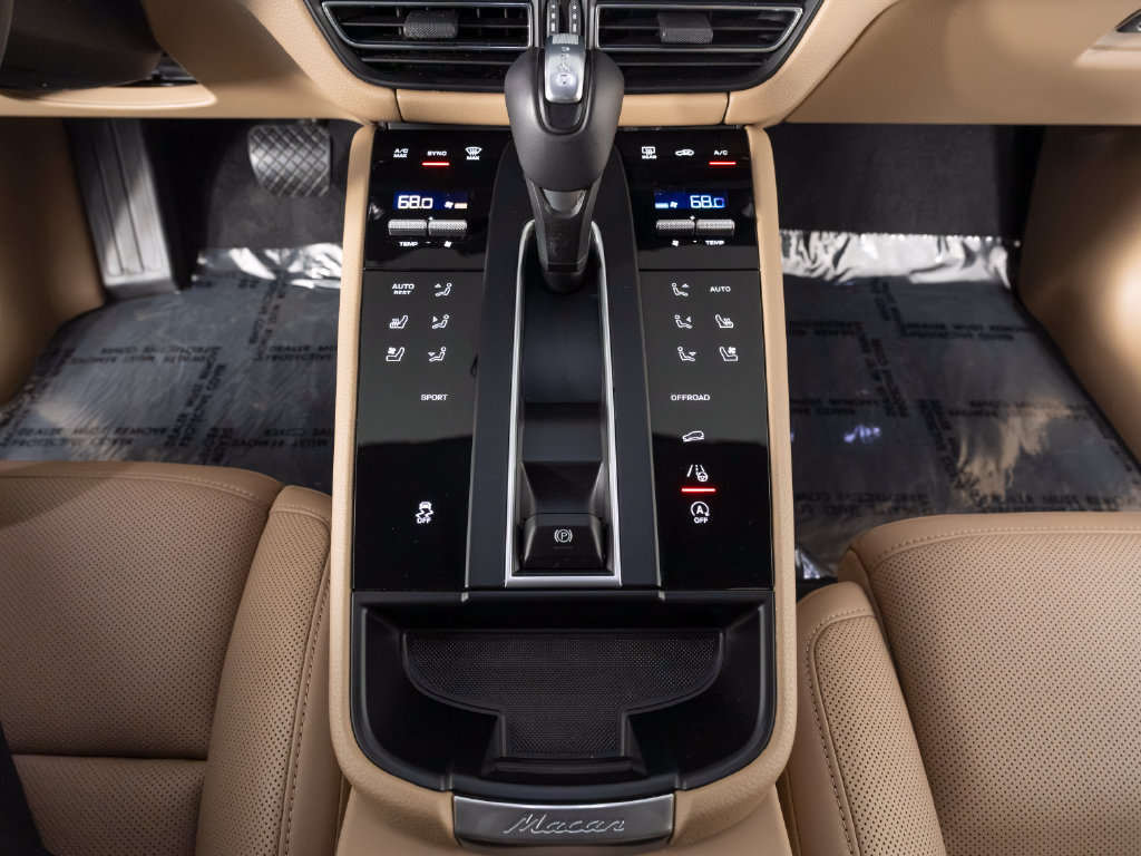 Certified 2026 Porsche Macan AWD/4WD image 30