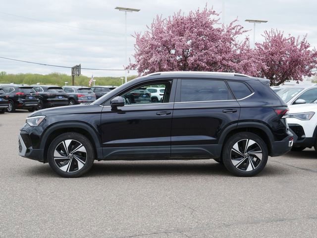Used 2025 Volkswagen Taos SE AWD/4WD image 4