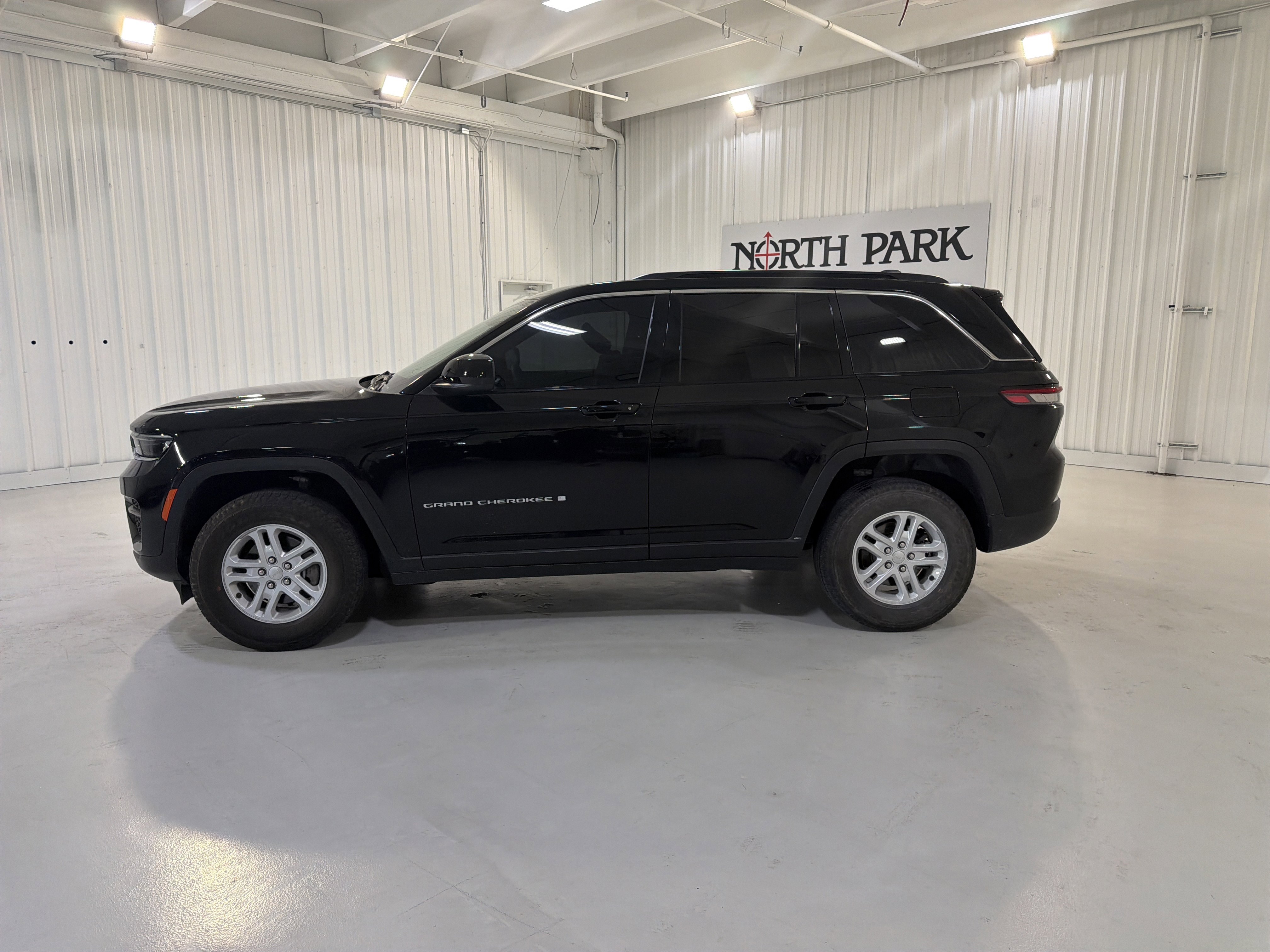Used 2024 Jeep Grand Cherokee Laredo AWD/4WD image 2